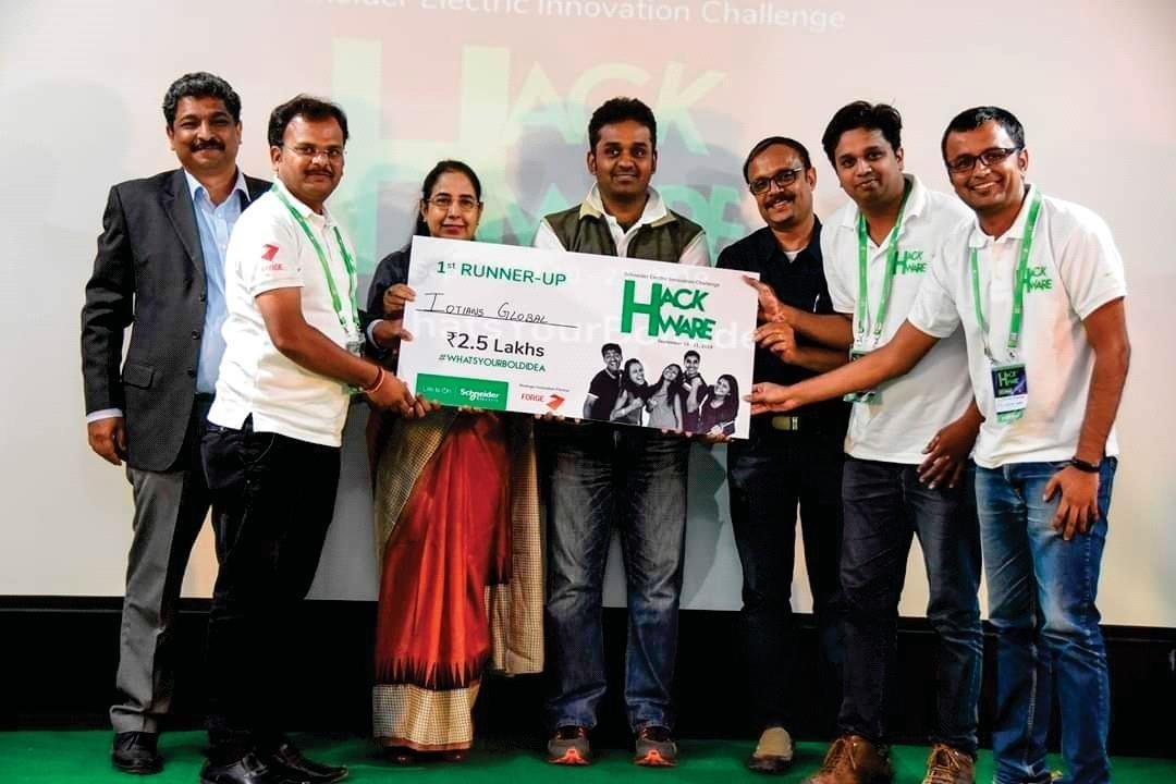 IOTians team receiving the Schneider Electric innovation award